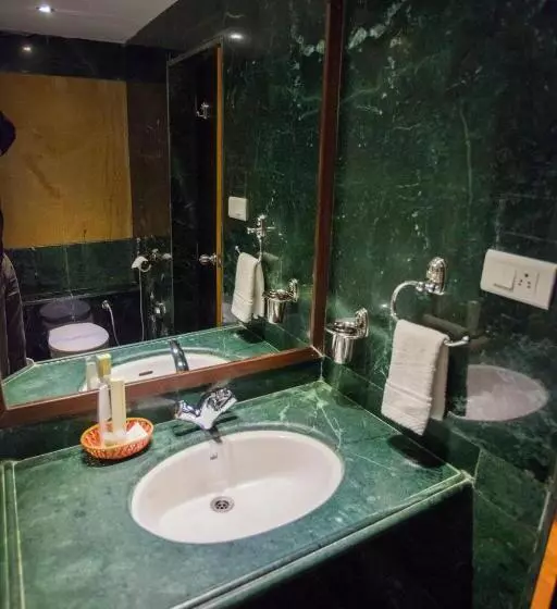 ホテル The Oasis Vadodara