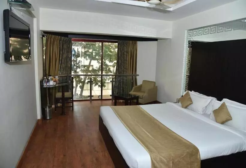 ホテル The Oasis Vadodara