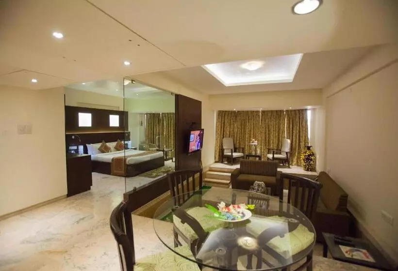 ホテル The Oasis Vadodara