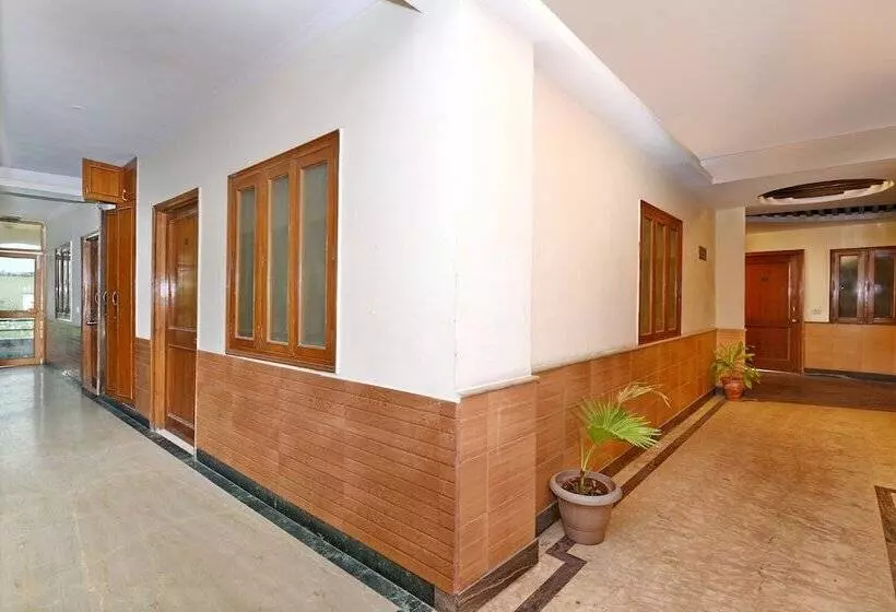 Hotel Fab Divine Inn