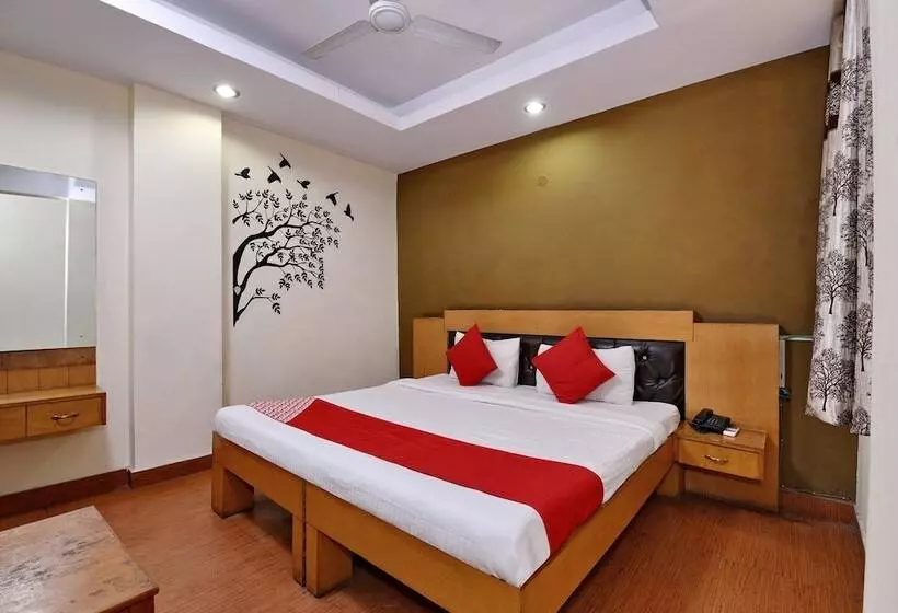 Hotel Fab Divine Inn