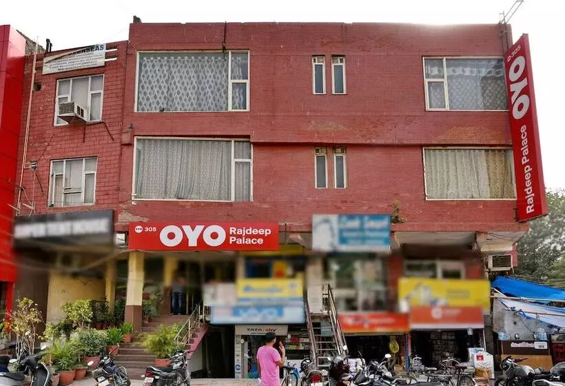 Hotel Fab Divine Inn