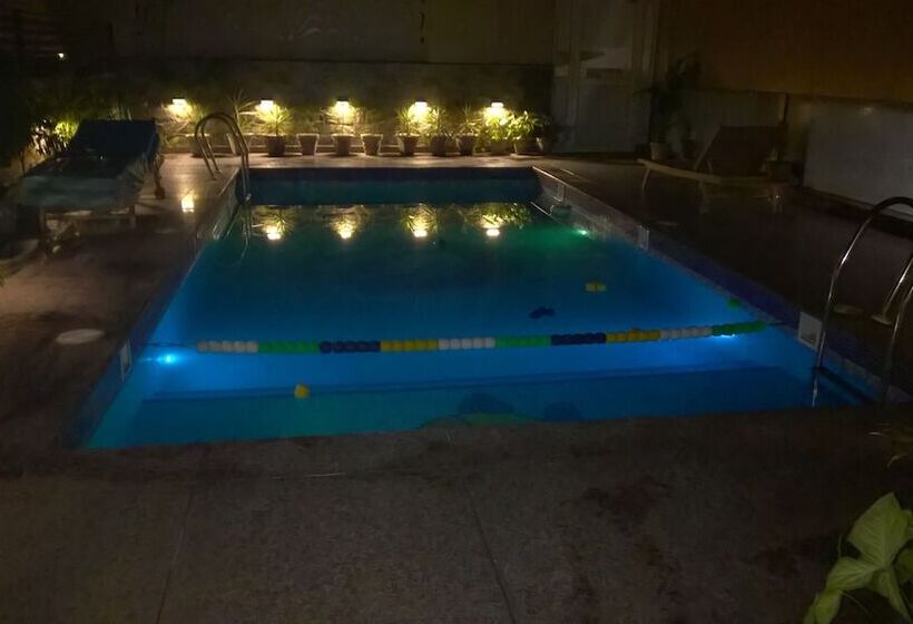 Отель Seven Hills Tower