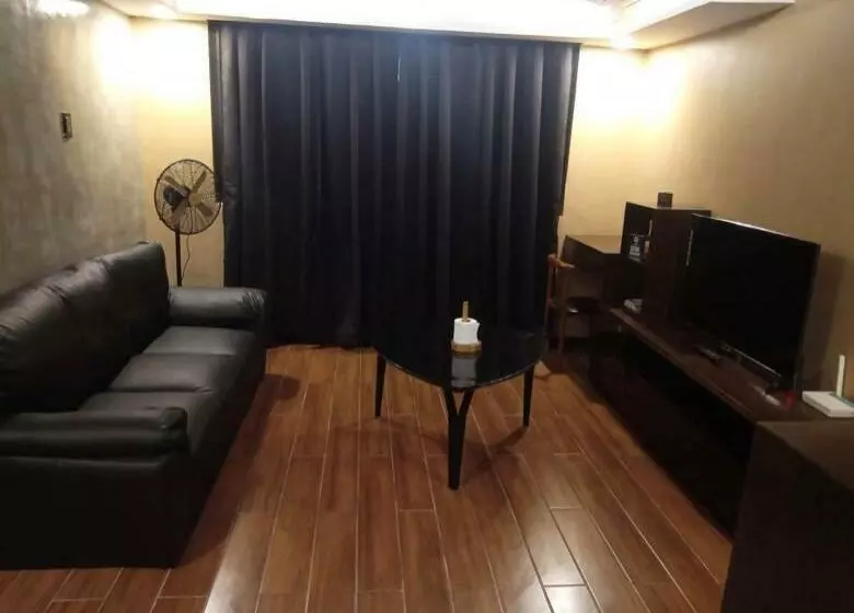Iv’s Condo W/ Netflix, Wifi & Karaoke