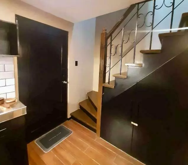 Iv’s Condo W/ Netflix, Wifi & Karaoke