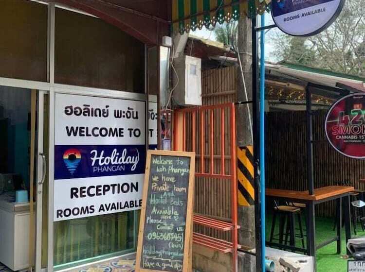 Holiday Phangan Hostel & Bar