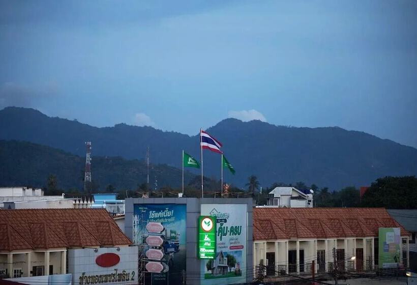 Holiday Phangan Hostel & Bar