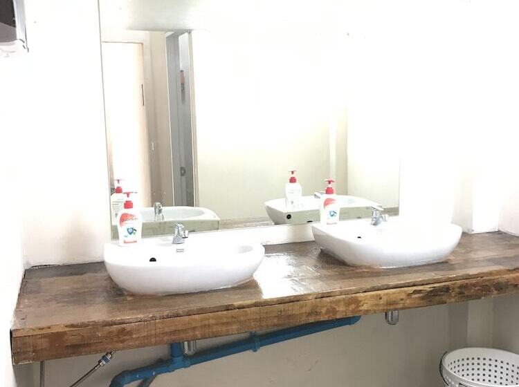 Holiday Phangan Hostel & Bar