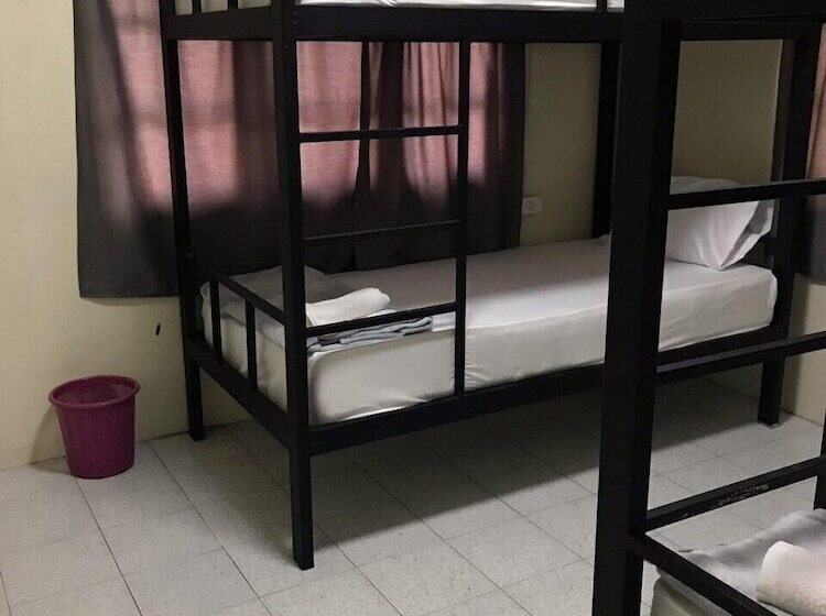 Holiday Phangan Hostel & Bar