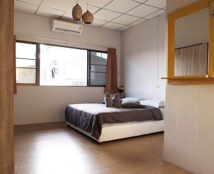 Holiday Phangan Hostel & Bar