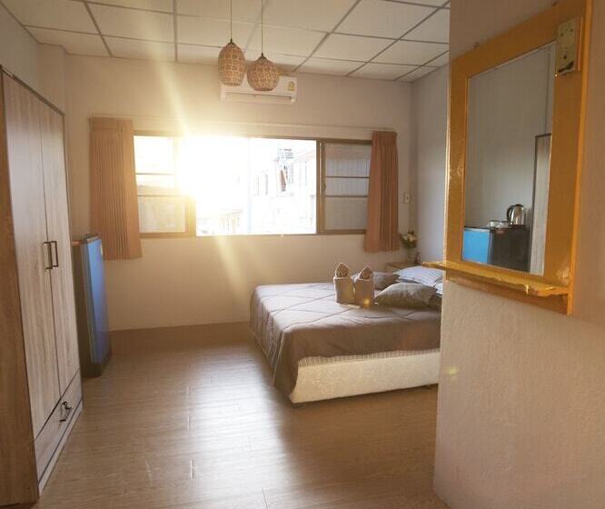 Holiday Phangan Hostel & Bar