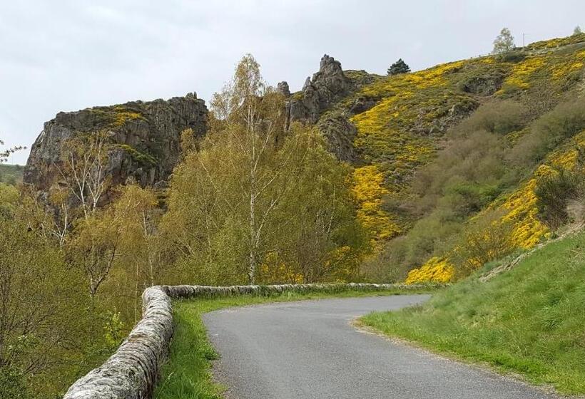 فندق على الطريق Les Chalets De La Margeride