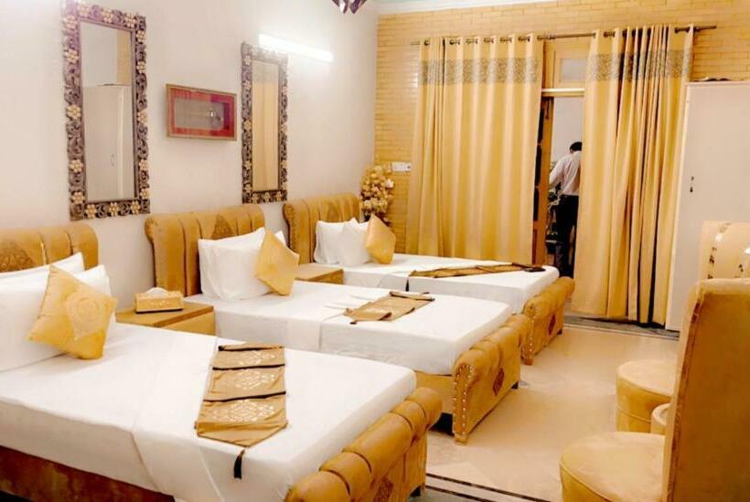 پانسیون Royal Galaxy Lodge