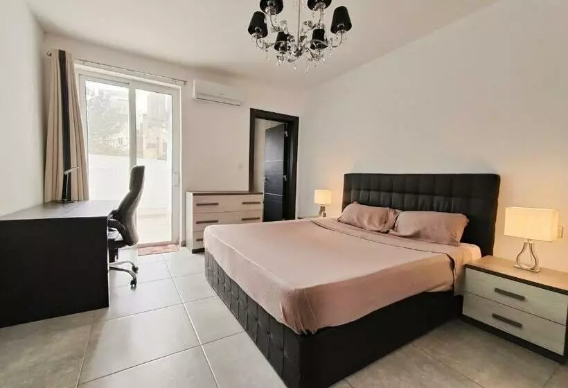 پانسیون Large Central Apartment Near Valletta & Seafront