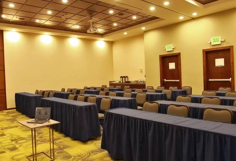 Отель Holiday Inn Express & Suites Mexicali, An Ihg