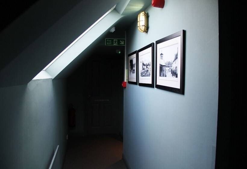 호텔 Bel And The Dragon Odiham