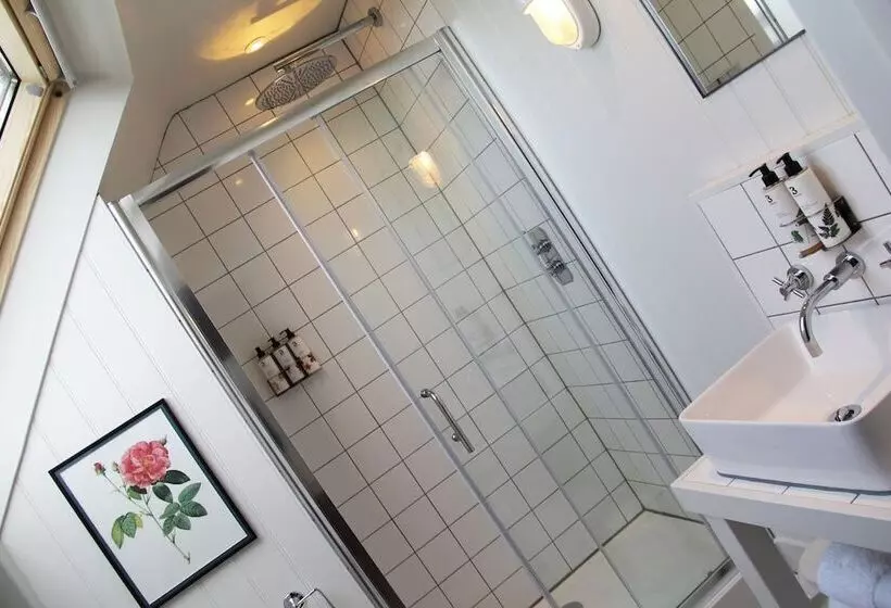 Отель Bel And The Dragon Odiham