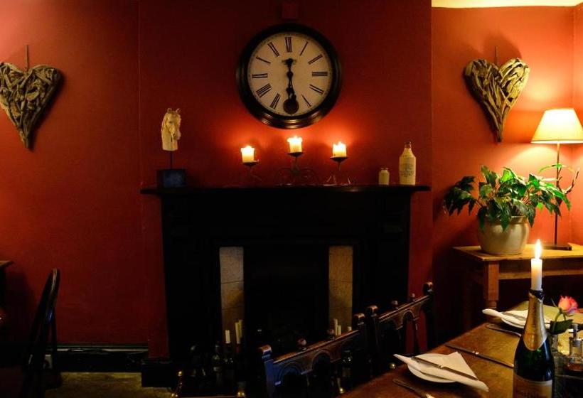 ホテル The Castle Arms Inn