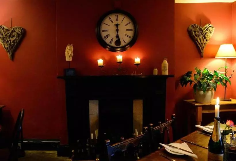 ホテル The Castle Arms Inn