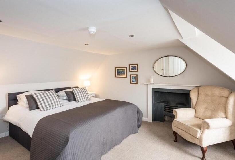 בית מלון כפרי The Crown Guest House