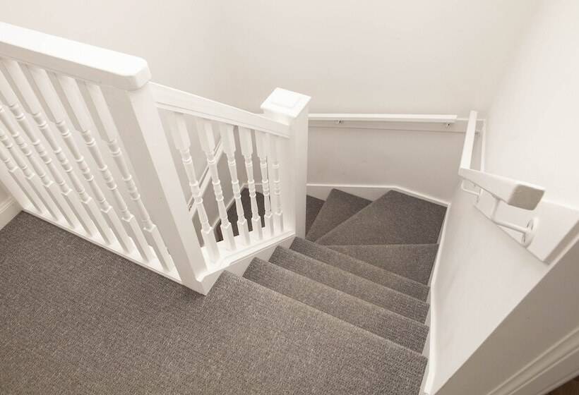 בית מלון כפרי The Crown Guest House