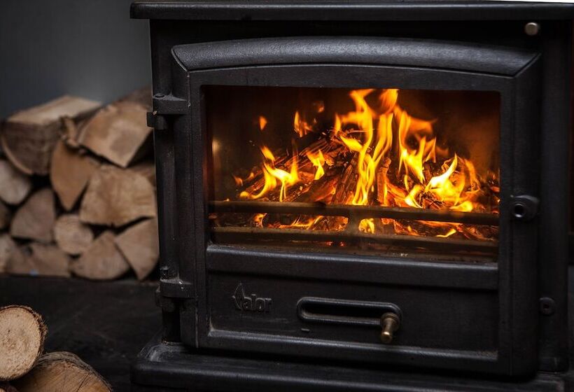 בית מלון כפרי The Crown Guest House