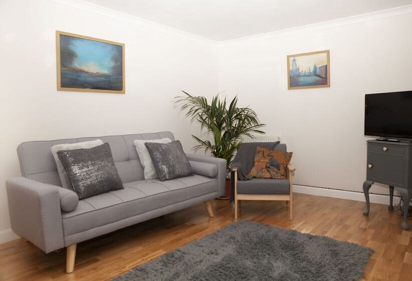 בית מלון כפרי The Crown Guest House