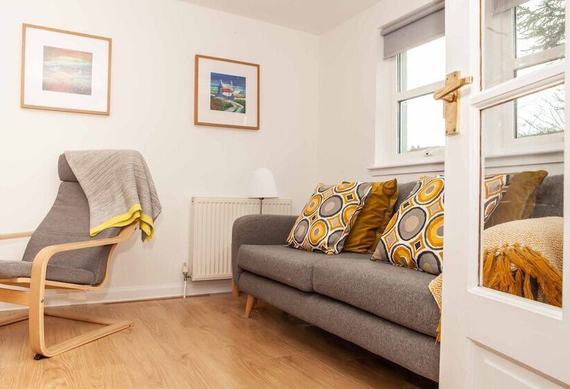 בית מלון כפרי The Crown Guest House