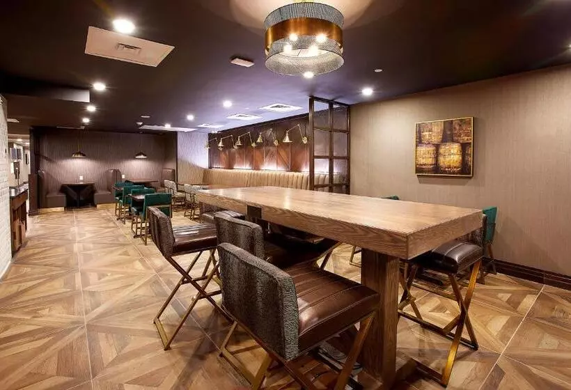 Отель Holiday Inn Express & Suites Louisville Downtown By Ihg