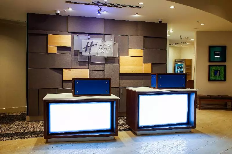 Отель Holiday Inn Express & Suites Louisville Downtown By Ihg