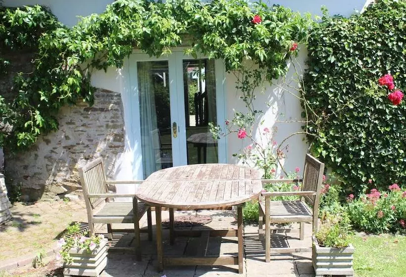 بنسيون Munden House