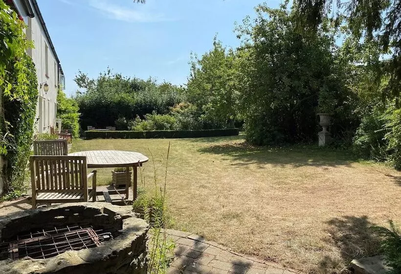 بنسيون Munden House