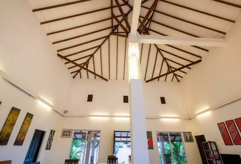 ペンション The Beach House By Kay Jay Hotels