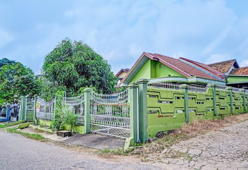 هتل Spot On 91980 Kost Beringin 4