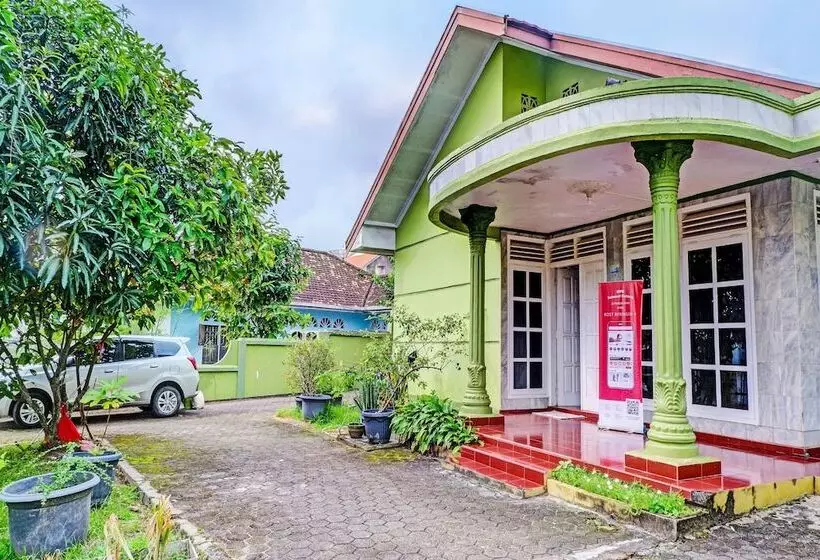 هتل Spot On 91980 Kost Beringin 4