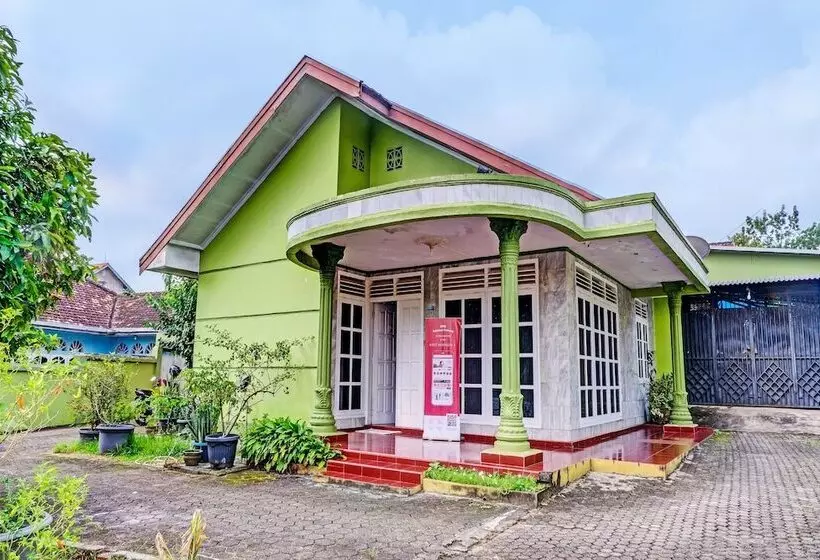 هتل Spot On 91980 Kost Beringin 4