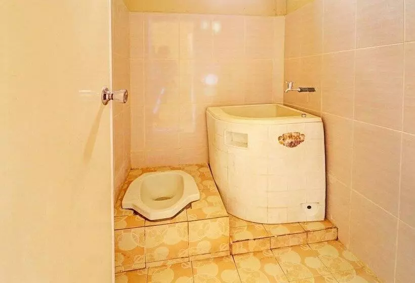 هتل Spot On 91980 Kost Beringin 4
