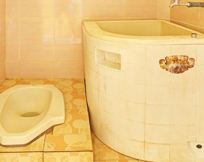 هتل Spot On 91980 Kost Beringin 4