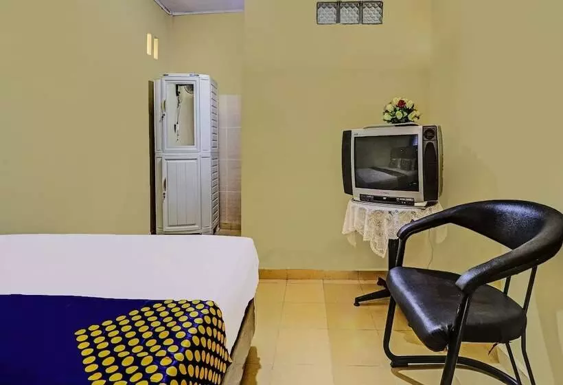 هتل Spot On 91980 Kost Beringin 4
