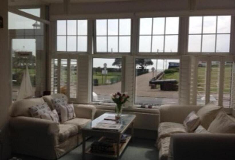 مبيت وإفطار Bassets House