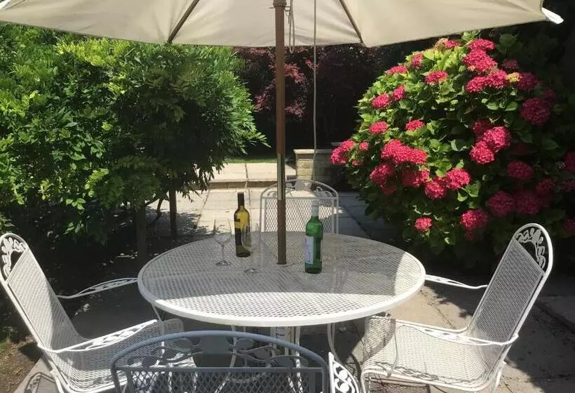 تختخواب و صبحانه Spinneycross