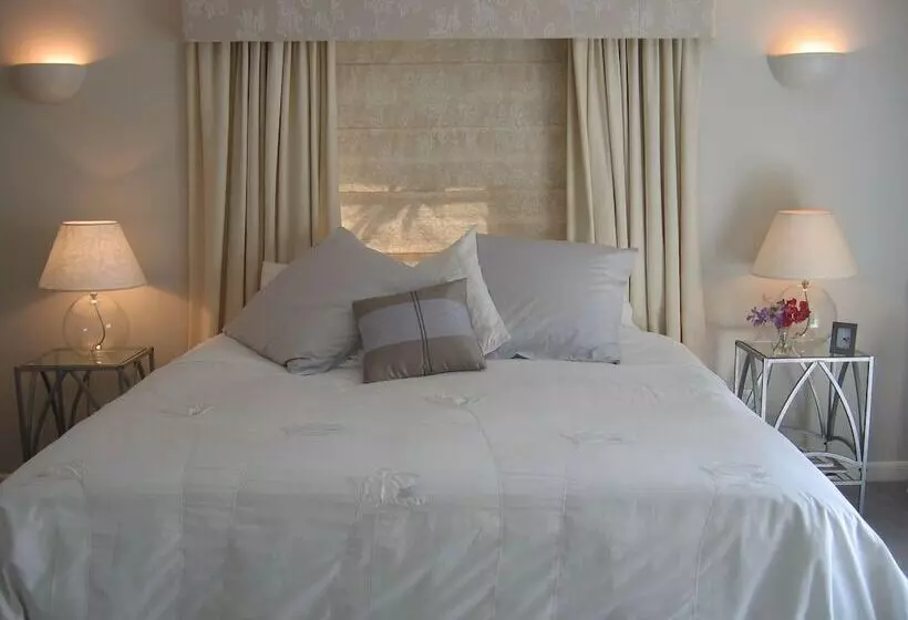 تختخواب و صبحانه Spinneycross