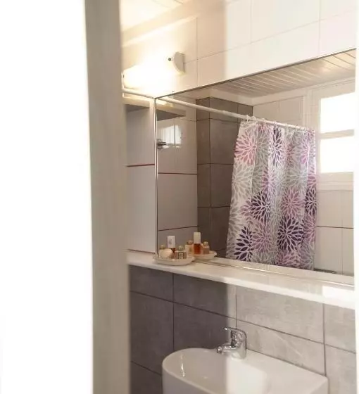 هتل Alpha Studios