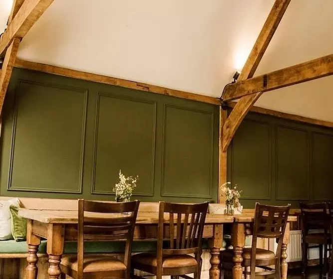 ホテル The Sword Inn Hand