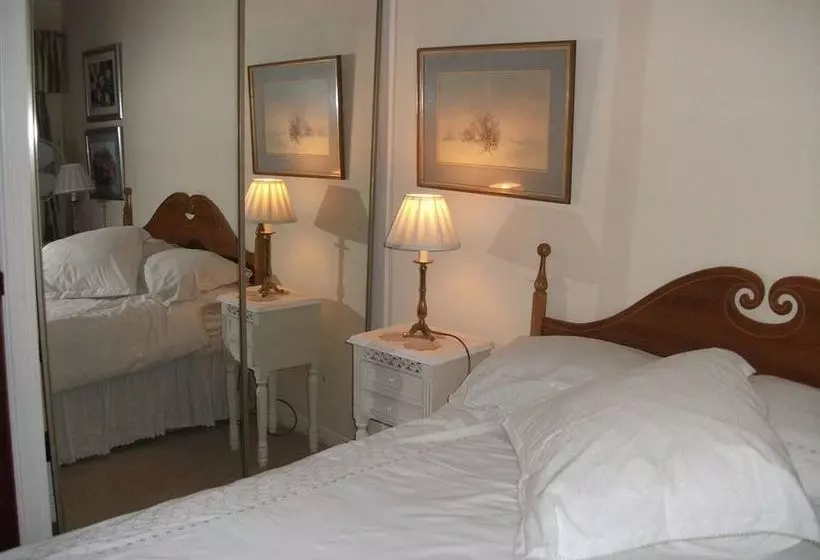 פנסיון Amber House