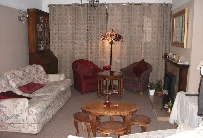 פנסיון Amber House