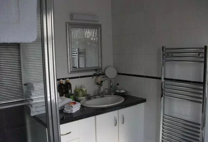 פנסיון Amber House