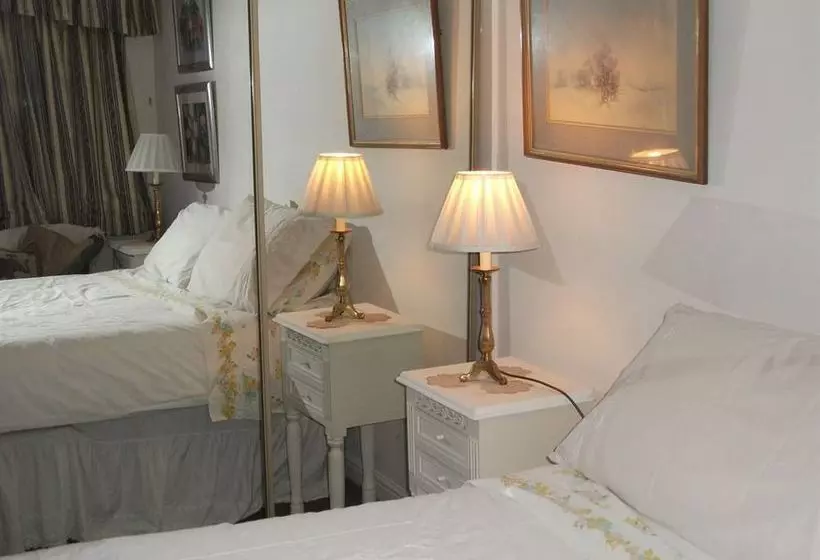 פנסיון Amber House