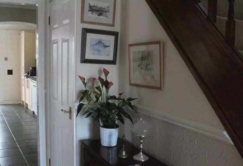 פנסיון Amber House