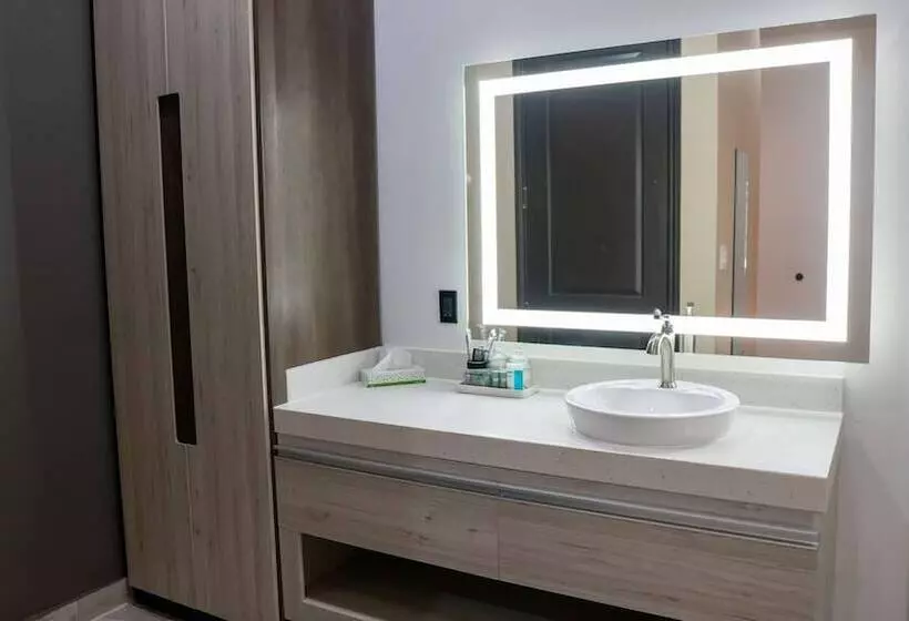 Surestay Hotel By Best Western Houston Southeast